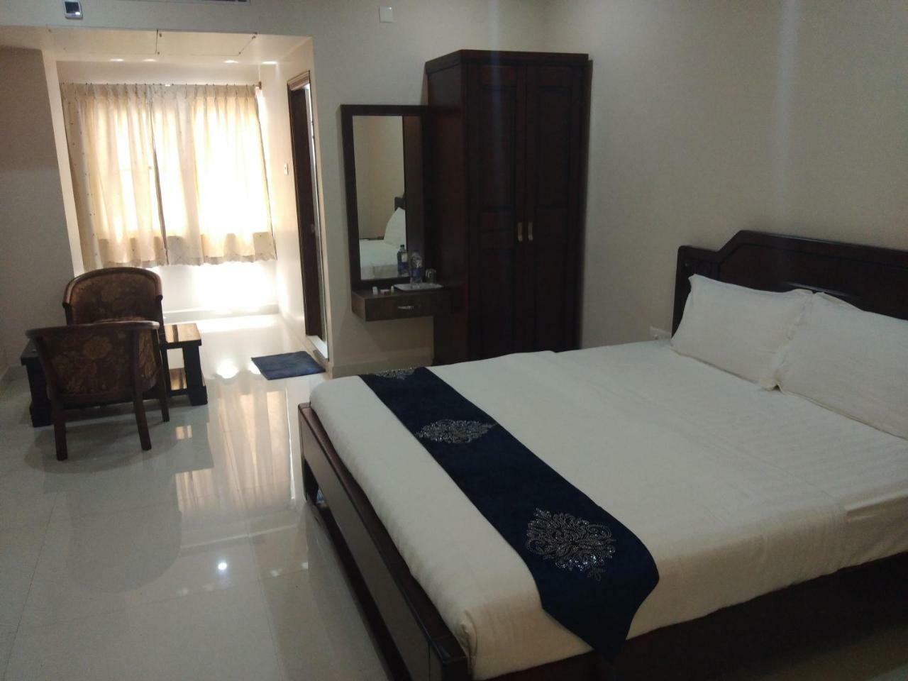 Jnr Grand Hotel Madanapalle Buitenkant foto