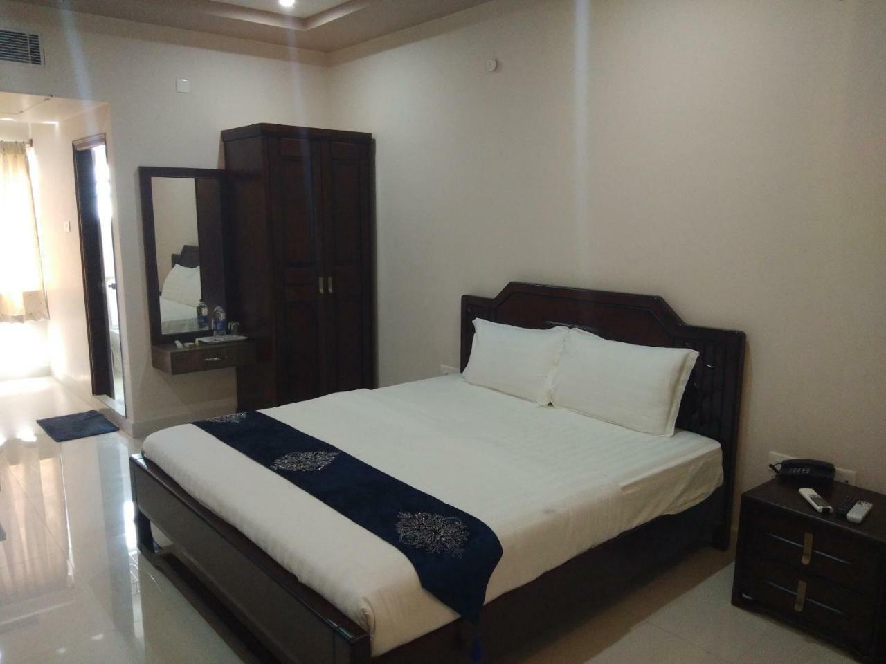 Jnr Grand Hotel Madanapalle Buitenkant foto