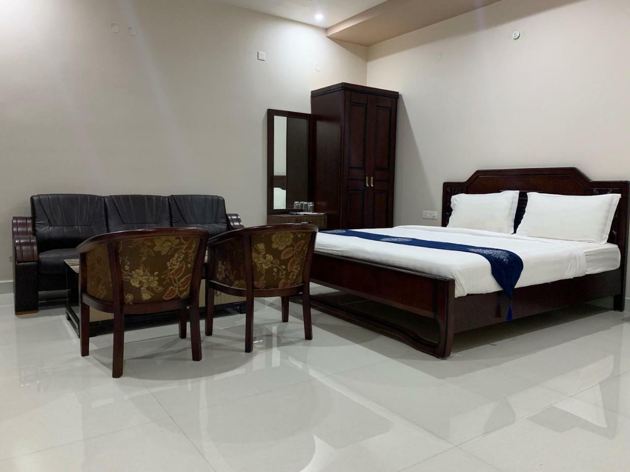 Jnr Grand Hotel Madanapalle Buitenkant foto