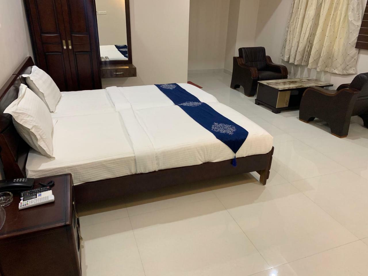 Jnr Grand Hotel Madanapalle Buitenkant foto