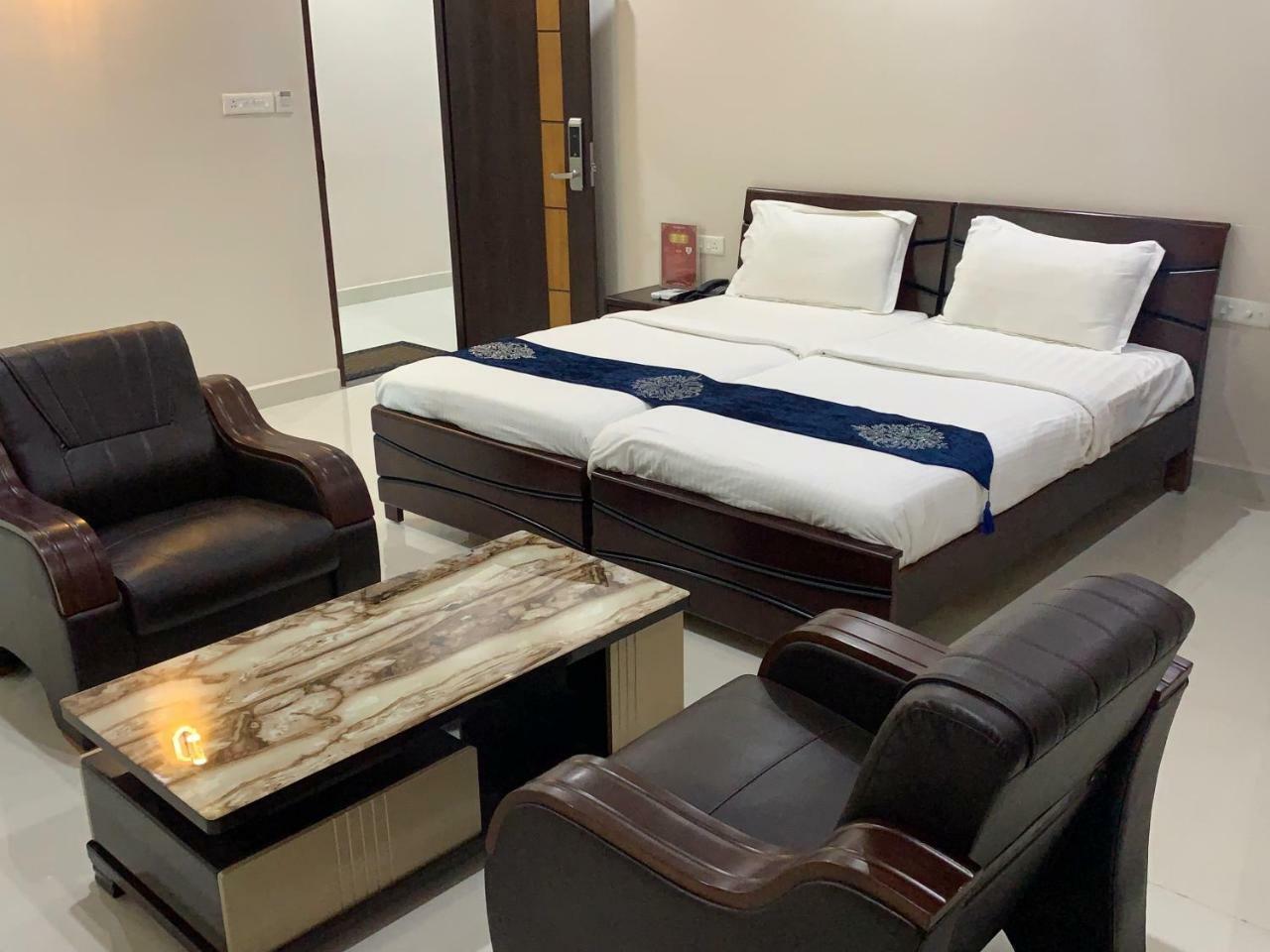 Jnr Grand Hotel Madanapalle Buitenkant foto
