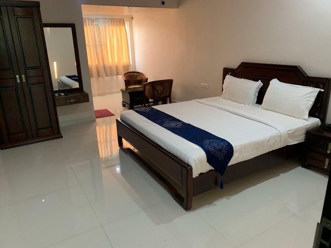 Jnr Grand Hotel Madanapalle Buitenkant foto